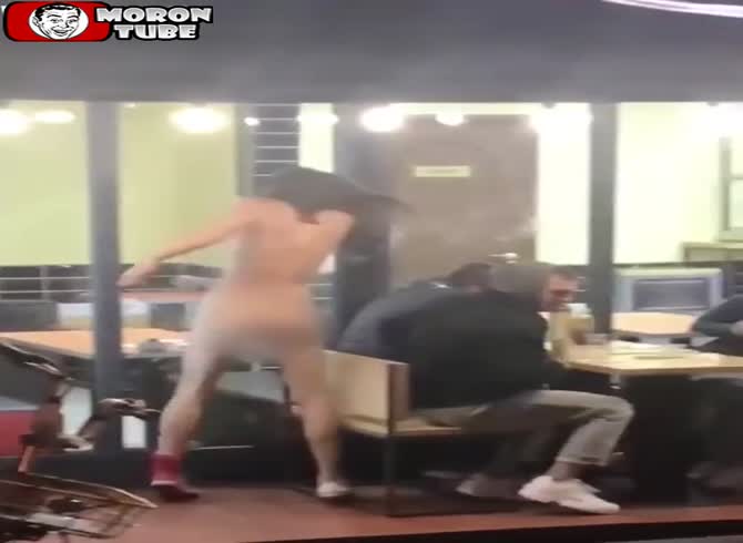 Video :A naked man stabs a stranger after breaking a bottle on him
